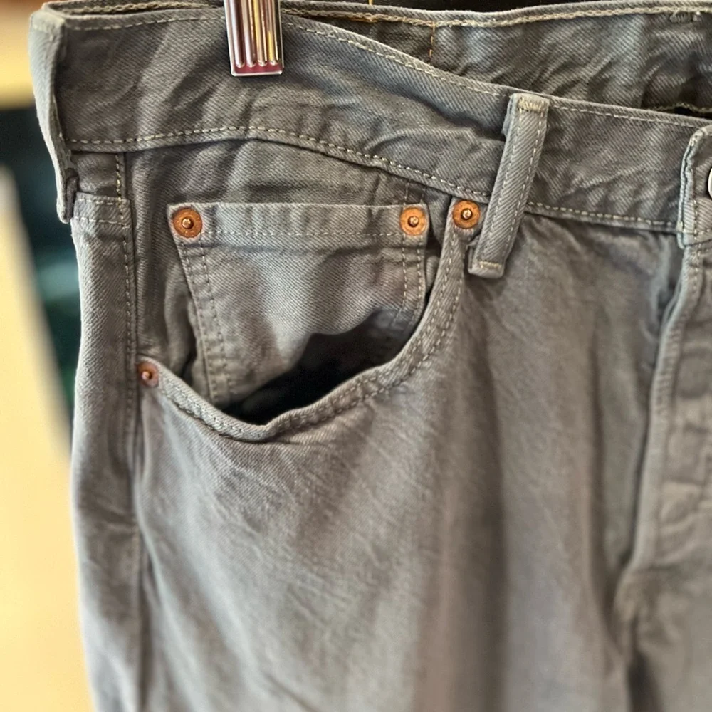 Gray Levi’s 501 jeans size 32/34 in GUC